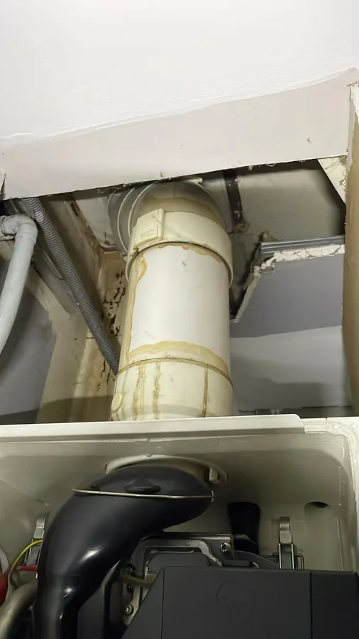 Conduit d'évacuation des fumées au-dessus de la chaudière